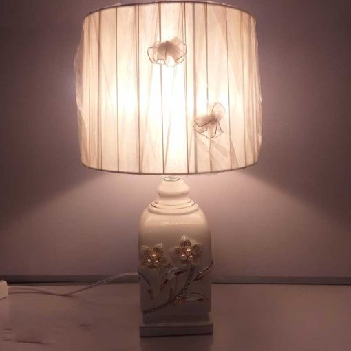 টেবিল ল্যাম্প সিরামিক হোয়াইট কালার বডি এবং লাইটের সাথে শেড
